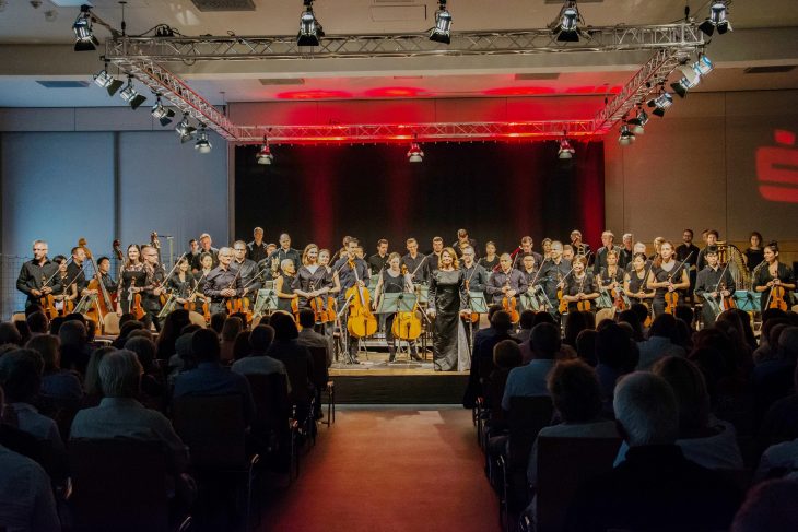 In der Geru-Halle entstand schnell eine intime Atmosphäre zwischen den Symphonikern und dem Publikum.