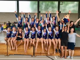 Gold für gleich zwei Diepersdorfer Mannschaften: Da kannte der Jubel keine Grenzen. Das Bild zeigt oben die Diepersdorfer KGW2-Mannschaft mit Charlotte Ullmann, Lara Pörner, Dinah Künzel, Zoe Alkov, Toni Fuhland, Meike Fuhland und Maja Hellmann; unten die KGW1-Mannschaft mit Mona Gries, Finia Scharrer, Jakob Fuhland, Annalena Seubert, Maxime Lehnemann, Greta-Helena Schmidt, Charlotte Geißler, Ina Neugebauer und Helen Reckhardt.