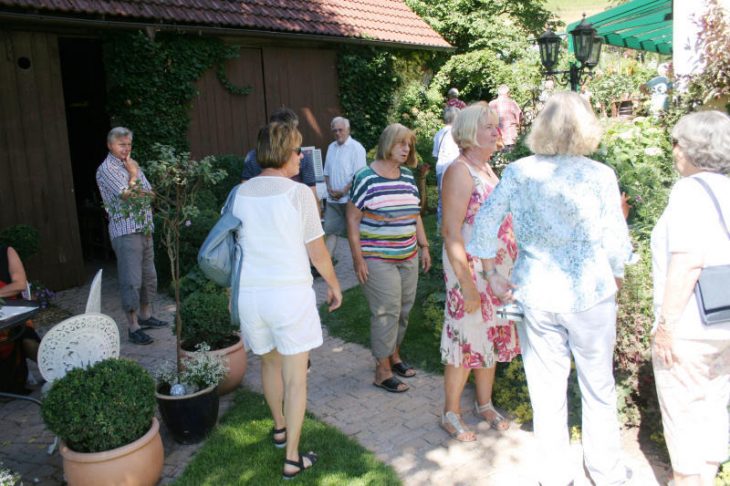 Seit über 30 Jahren hegt und pflegt Eva-Maria Endres (Dritte v. rechts) ihren Garten.
