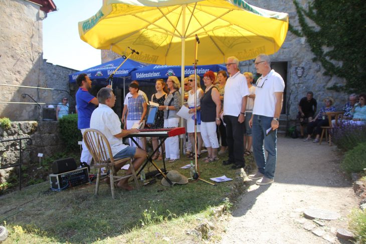 Der Worzeldorfer Gospelchor hatte seine Bühne im Schatten der Burg.