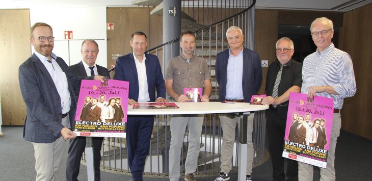 „Gelungenes Werbematerial“, befinden Sponsoren und Soulbuddies-Vertreter, Otfried Bürger, Hermann Vogel, Armin Kroder, Stefan Eisele, Thomas Peter, Andreas Kasperowitsch und Günther Kraußer (v.l.).