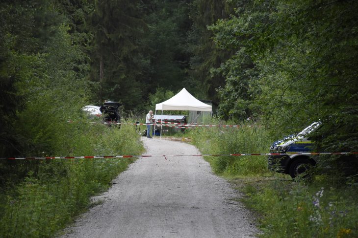 Noch am Montagmorgen lief die Spurensicherung in dem Waldstück zwischen Lauf und Schönberg.