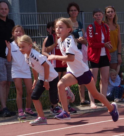 Julia Becker vom FC Reichenschwand gewann die W 8 (im Vordergrund, hier mit ihrer Vereinskollegin Katharina Zaus beim Sprint).