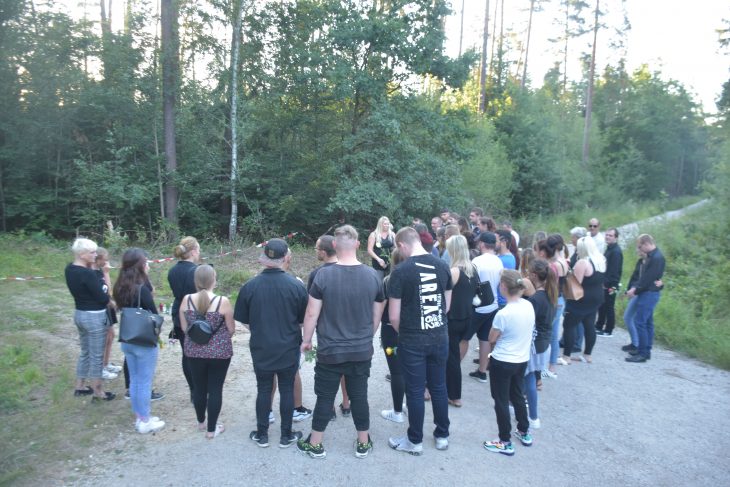 Am Montagabend hatten sich Freunde und Familienangehörige von Christian B. zu einer Trauerfeier im Wald bei Schönberg getroffen.
