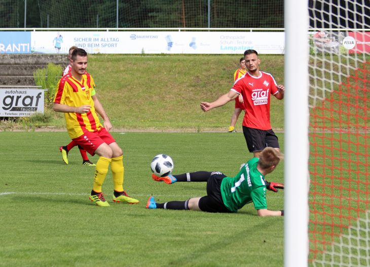 Der Feuchter Astrit Veliqi (rechts) lupft das Leder am Ochenbrucker Torhüter Daniel Fuchs zum 2:0 ins lange Eck, der Ochenbrucker Kapitän Tim Hammerschick (links) konnte nicht mehr eingreifen.