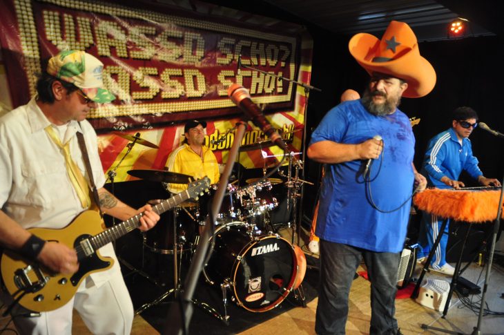 Roman Sörgel alias „Bembers“ ist der Frontmann von WSBS, wie die Band abgekürzt genannt wird. Sein Markenzeichen ist der riesige Cowboyhut.