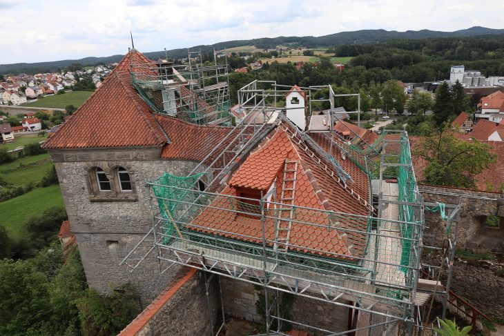 Reparaturarbeiten in schwindelnder Höhe. Auf dem Nord-Ost-Turm werden die gebrochenen Dachziegel getauscht.