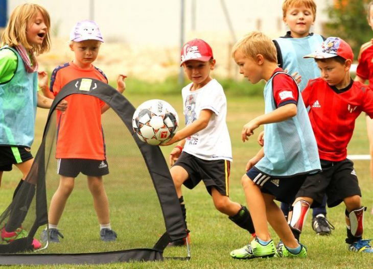 Mit Feuereifer kickten die Jüngsten beim Feriencamp auf die Funinotore.