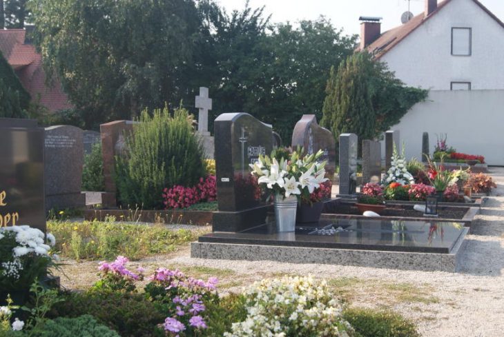 Die Gräber werden extra mit Blumen geschmückt.