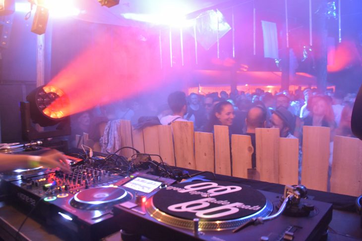 Vor dem Turntable tanzten die Festivalbesucher zu den Beats von DJs wie Cinthie und Fabe.