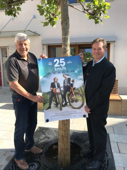 Rainer Gründel, Betreuer für kommunale Kunden bei der N-Ergie (links) mit Günther Rögner, Bürgermeister von Engelthal, und dem Filmplakat.