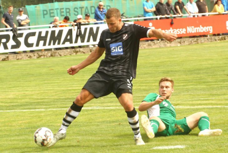 Alexander Brüx vom FC Hersbruck (schwarzer Dress) hat Johannes Gabsteiger am Laufer Elfmeterpunkt sauber ausgetrickst, scheitert im Abschluss aber am Pfosten.