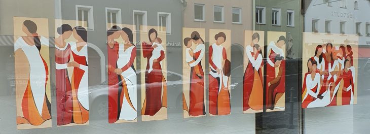 Die Serie „Frauenbilder“ im Kunstfenster der Sparkasse stammt von Ina Schilling.