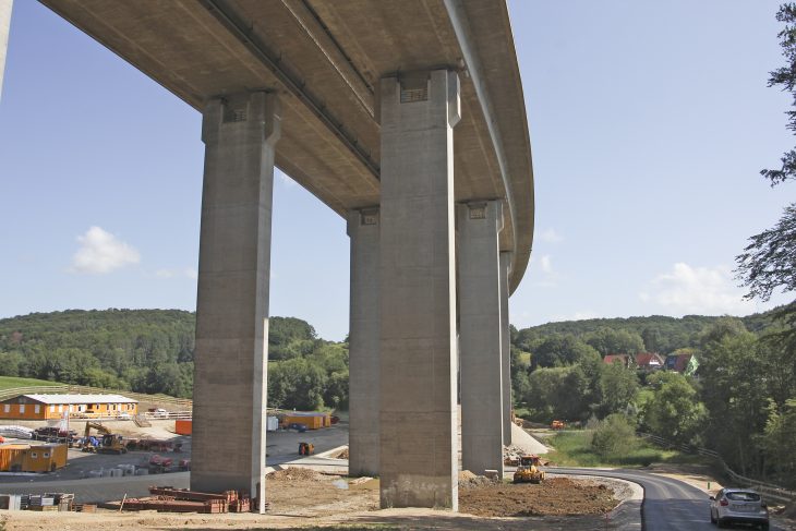 Damit Baustellenfahrzeuge direkt von der A 6 anfahren können, hat die Autobahndirektion eine Ersatzzufahrt von der Brücke hinab zur Baustelle asphaltieren lassen.