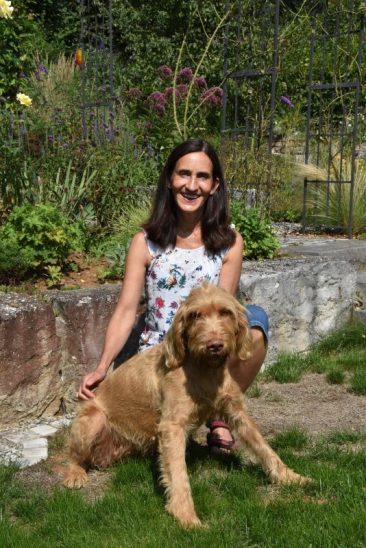 Bettina Haas mit ihrer vierjährigen Hündin Grace.