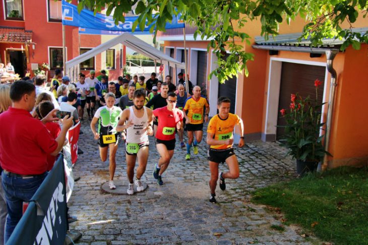 Ob die „Großen“ oder die kleinen Teilnehmern des Kids Race: Vom Start weg geben alle Teilnehmer beim 16. Burgen- und Schlösserlauf ihr Bestes und gaben gleich richtig „Gas“.