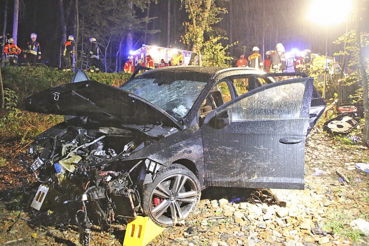 Der Beifahrer im Seat starb noch an der Unfallstelle. Feuerwehrleute retteten den lebensgefährlich verletzten 41-jährigen Fahrer des Seat mit Neumarkter Zulassung aus dem Wrack des Wagens. Foto:  Andy Eberlein