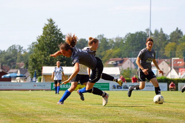 Die zweifache Torschützin für den FC Schnaittach II, Brigitta Ruff (im Hintergrund in Weiß), setzt sich vehement gegen Johanna Günter vom Team der (SG) SV Hilpoltstein/TSV Gräfenberg durch.