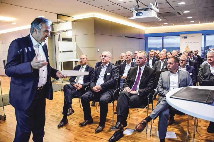 Der Laufer Gremiumsvorsitzende Thomas Geißdörfer (links) lobt in seiner Eröffnung den Präsidenten der IHK Nürnberg für Mittelfranken, Dirk von Vopelius (erste Reihe, Zweiter von rechts), für dessen vorbildliche Arbeit.