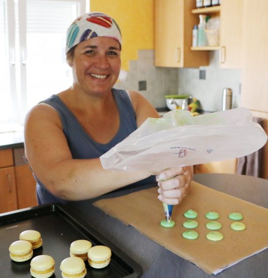 Emmanuelle Bischof backt in ihrer Küche Macarons auf Bestellung – für sie ein Stück Frankreich in der neuen Heimat.