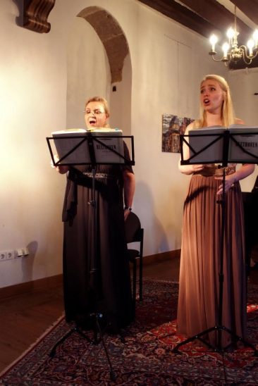 Die Schweizerin Susanne Mathys sang die Rolle der Eleonore, Sunniva Unsgard aus Norwegen die der als Marzelline (v. links).