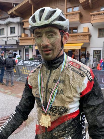 „Marathonmann“ Ali Geelhaar ist nach anstrengenden 58 Kilometern durch Schlamm und Dreck gezeichnet, aber glücklich über Rang vier.