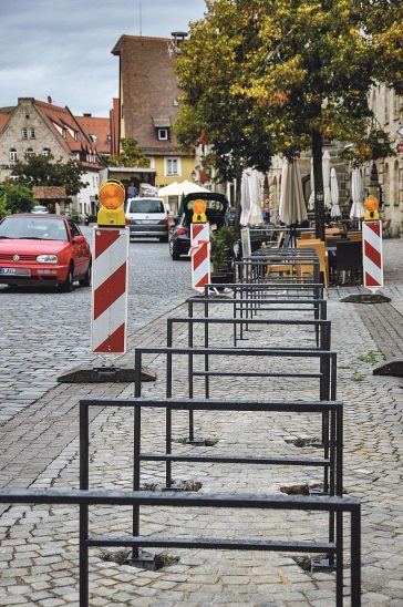 Im Rahmen des Fahrradkonzepts der Stadt wurden in den letzten Tagen am Oberen Marktplatz Fahrradabstellplätze errichtet. Diese hätten den positiven Nebeneffekt, dass hier weniger Autos verbotenerweise halten oder parken können, haben Stadträte beobachtet. Eine Lösung zur Durchsetzung des Fahrverbots sind sie aber freilich nicht.