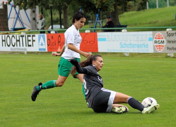 Mit fairem Tackling bremst Janine Zitzmann (rechts) vom TSV Buch die nach vorne agierende Ezelsdorferin Annike Görrissen.