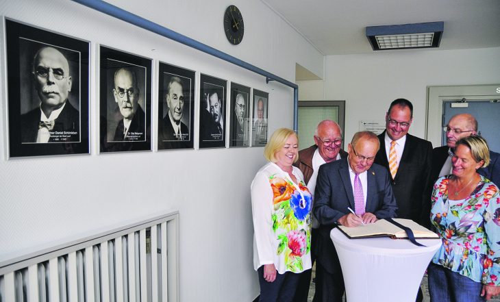 Altbürgermeister Rüdiger Pompl trägt sich „unter den Blicken“ der Laufer Ehrenbürger ins Goldene Buch der Stadt ein. Flankiert dabei von seiner Frau Petra, Adolf Pohl von den FW, amtierendem Bürgermeister Norbert Maschler, Georg Schweikert von der SPD und Doris Trini-Maschler (v.l.)