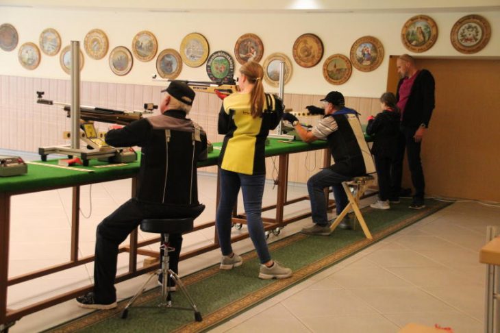 Ob Luftpistole, Luftgewehr in der Auflage oder in „Normalposition“ – beim GASAB-Freundschaftsschießen kommt es nicht auf das Sportgerät, sondern auf Teiler und „Blatt'l“ an.