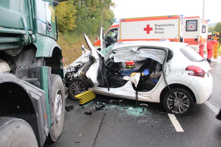 Die Feuerwehr musste die 50-Jährige aus dem Kleinwagen befreien.