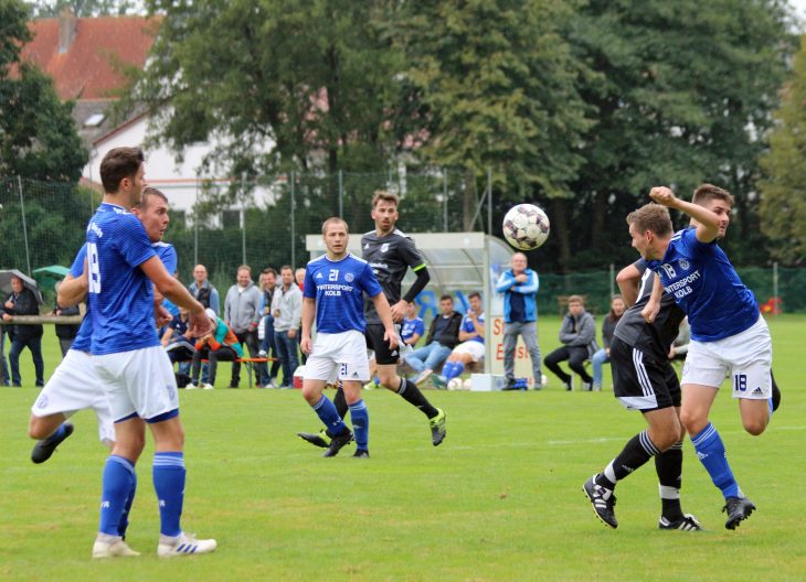 Kurz vor dem Pausenpfiff war beim Stand von 1:1 nochmal etwas Aufruhr im Rascher Strafraum, doch Daniel Eckersberger (Nr. 18 Blau/Weiß) bereinigt die Gefahr per Kopf.