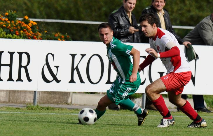 Eigentlich war Florian Schlicker (rechts) bei den gegnerischen Angreifern gefürchtet. Ausgerechnet gegen Erlangen-Bruck durfte er seine Torjägerqualitäten beweisen. Vom Punkt aus traf der heutige Trainer des 1. SC Feucht in der Saison 2011/12 für den SV Seligenporten gegen den damaligen Bayernligisten zum zwischenzeitlichen 2:0.