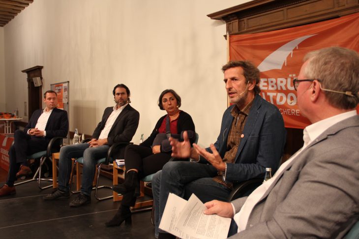 Tauschen sich auf dem Podium im Wichernhaus aus (von links): Armin Kroder, Michael Buschheuer, Gülseren Demirel, Dr. Stephan Dünnwald und Alexander Jungkunz, Chefredakteur der Nürnberger Nachrichten und Moderator der Veranstaltung.