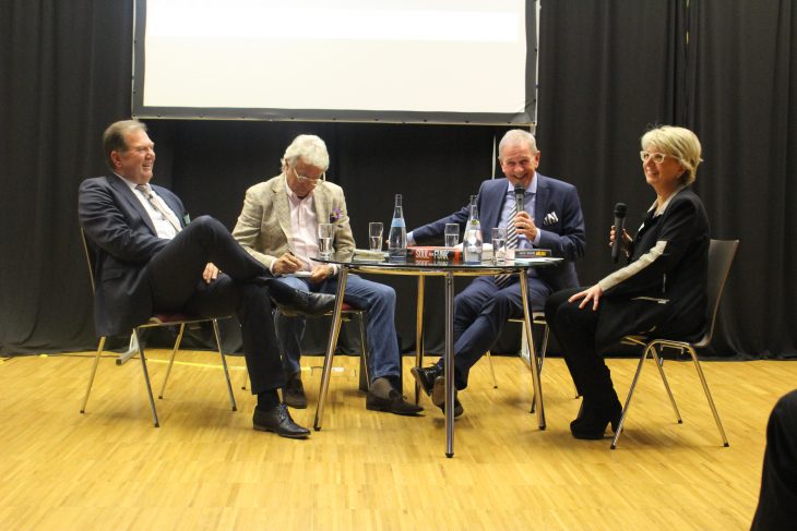Entspannte Atmosphäre bei den Burgthanner Dialogen: Fritz Egner (3.v.l.) und Bernie Paul (2.v.l.) plaudern mit Alexandra Hildebrandt und Bürgermeister Heinz Meyer im Unterferriedener Haus der Musik.