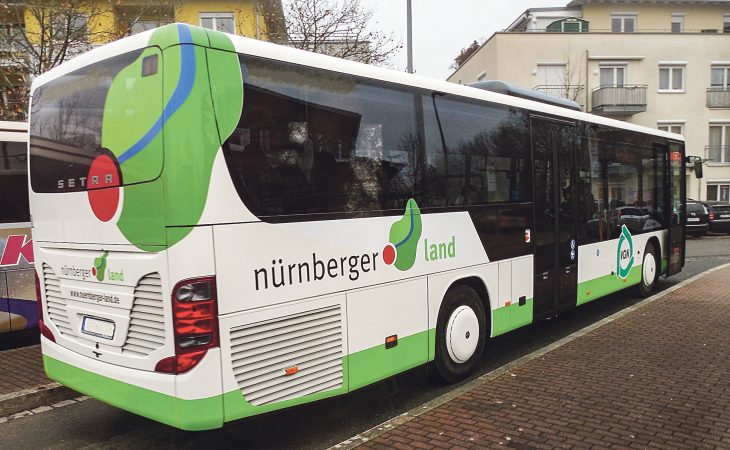 Ab 2024 fahren deutlich mehr Busse durch den Landkreis. Wobei es sich bei Rufbussen, die nur auf Bestellung kommen, oft um Taxis handelt.