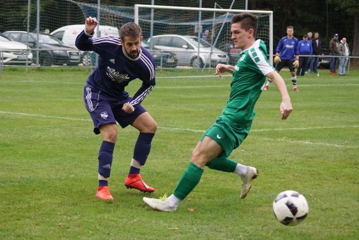 Kai Mosurak (links) klärt hier gegen den Laufer Dominik Herzing.