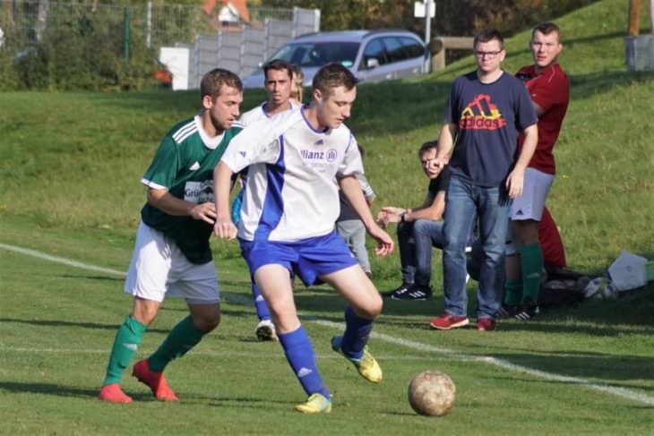 Tobias Dreston, der hier gegen Offenhausens Spielertrainer Timo Dotzler den Ball behauptet, und die SG Henfen-feld II/Engelthal holten in einem umkämpften Hammerbachtalderby in den letzten fünf Minuten noch einen Zwei-Tore-Rückstand auf.