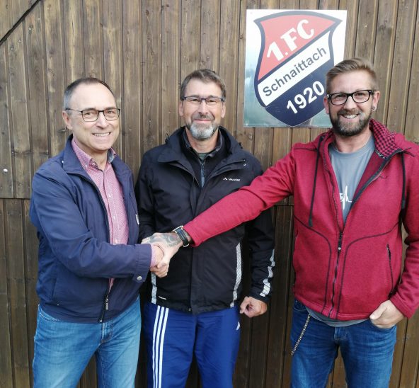 Der Vereinsvorsitzende Herbert Ziegler (links) und der Fußballabteilungsleiter Helmuth Eichler (rechts) setzen ihre Hoffnungen nun auf Uwe Zettner, der den FC Schnaittach vor dem Abstieg in die Kreisklasse bewahren soll.