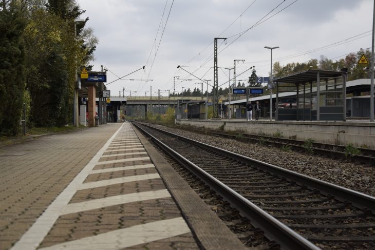 Unter anderem finden die Umbauarbeiten auch am Feuchter Bahnhof statt.