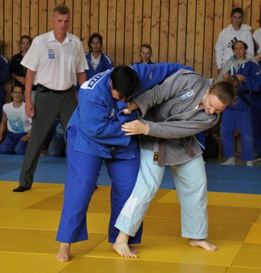 na Bauernfeind (rechts) und Claudia Fink holten für die Neuhauser Judo-Damen wichtige Punkte.