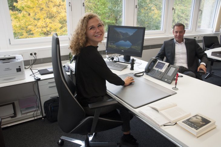 Landrat Armin Kroder (rechts) räumt seinen Stuhl für die junge Studentin Annika Ebentheuer (links).