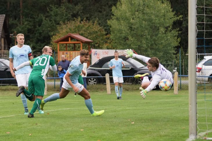 Torhüter Paul Königseder streckt sich vergeblich nach dem Kopfball von SKL-Kapitän Marc Schober, der in der 76. Minute zum 1:1 im Tor einschlägt und die Wende zugunsten der Kreisstädter bringt; Maximilian Schorn und FCO-Kapitän Tobias Götz (links) können das sich anbahnende Unheil nicht verhindern.