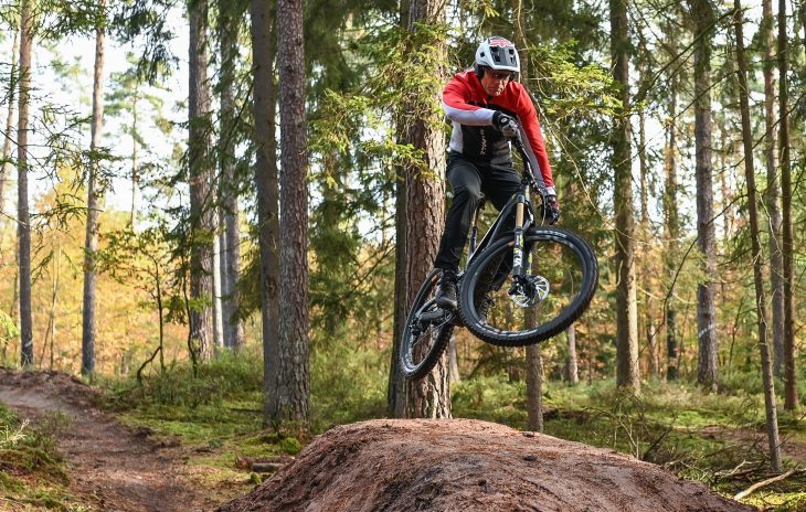 Bis zum Schluss hat Stefan Zengerling an seiner Anlage gebaut, bis sich die ersten erfahrenen Biker auf die Piste wagen.