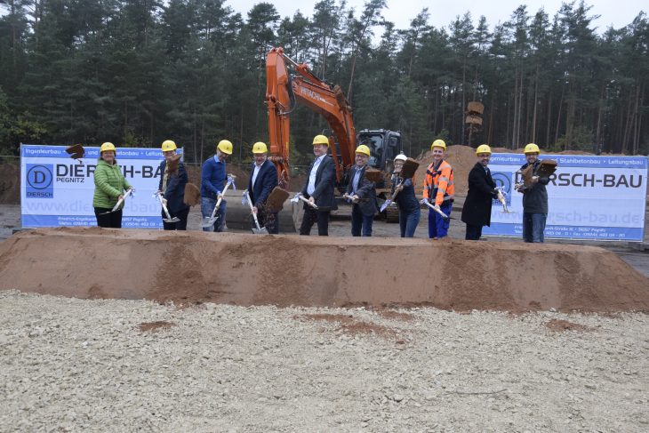 Spatenstich nach sieben Jahren Planung: Hier entsteht die neue Kläranlage in Schwarzenbruck. Im Bild v.l. die Verbandsräte Helga Schiel und Hermann Bloß, Horst Wagner, die Bernd Ernstberger, Heinz Meyer und Erich Odörfer, Diplom-Ingenieurin Regine Schatz, Abwassermeister Gerald Göhring, Markus Holzammer und Bauleiter Frank Knörrer.