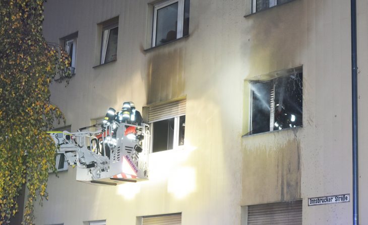 Mit schwerem Gerät verschafften sich die Einsatzkräfte der Feuerwehren Lauf und Heuchling Zutritt zur brennenden Wohnung.
