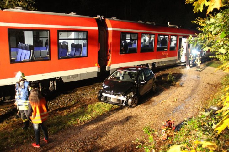 Das Auto wurde von dem Zug mehrere Meter weit mitgeschleift.
