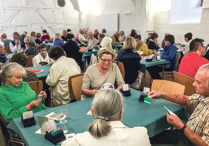 60 Spieler nahmen an dem Bridgeturnier teil.