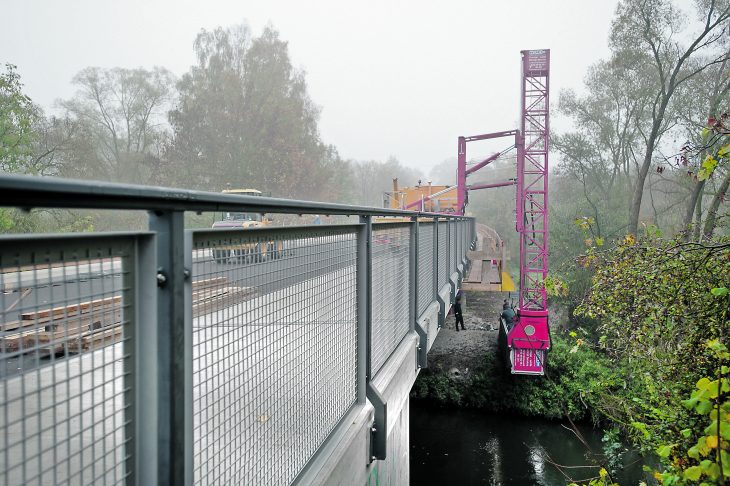 Derzeit laufen die letzten Arbeiten an dem Bauwerk über die Pegnitz. Unter anderem werden gut 200 Meter Geländer montiert. Zum Einsatz kommt auch ein sogenanntes Untersichtgerät (im Bild), mit dem man die Unterseite der Brücke gut erreichen kann.