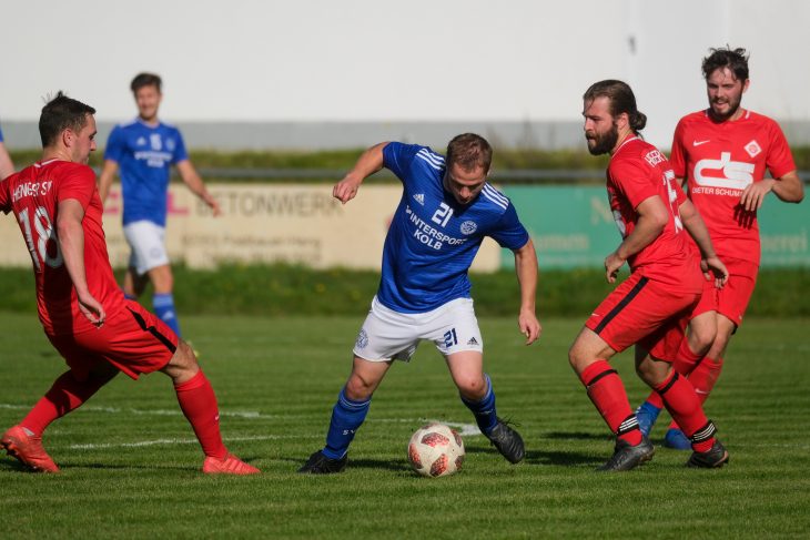 Nichts zu holen gab es am Sonntag für den SV Rasch (blaue Trikots). Ausgerechnet beim Schlusslicht der Kreisliga Ost kamen die Jungs von Spielertrainer Florian Schmidt unter die Räder.